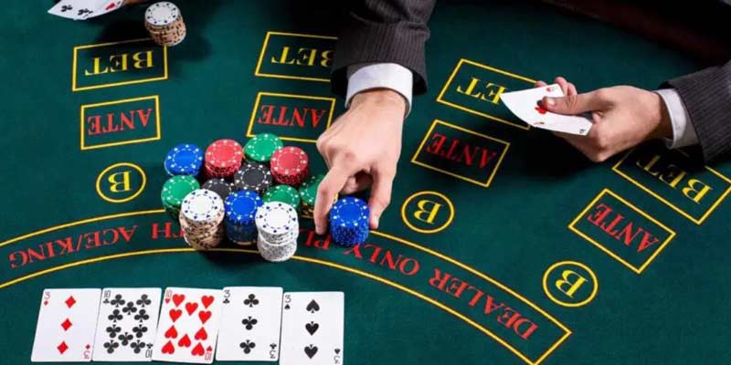 2 lá bài úp và 5 lá bài ngửa trong Poker